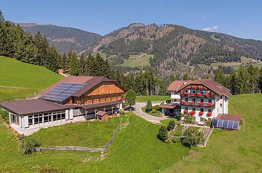 Unsere Ferienwohnungen liegt in absoluter Alleinlage in St. Martin in Thurn – umgeben von Wiesen, Bergen und echter Ruhe.