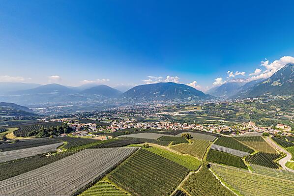 Ausblick vom Balkon mit Tisch und Stühlen.