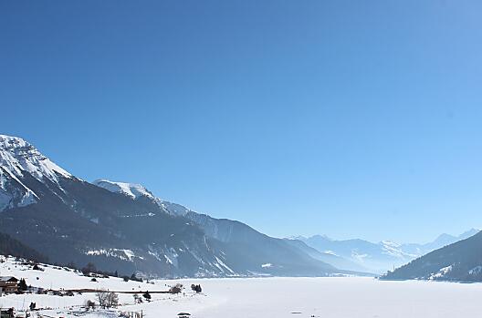 Balkonaussicht im Winter auf den Reschensee
