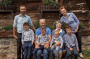 Sedlák a selka, dedecek Hans, babicka Martha s vnoucaty Moritzem, Laurinem, Georgem a Ulrichem
