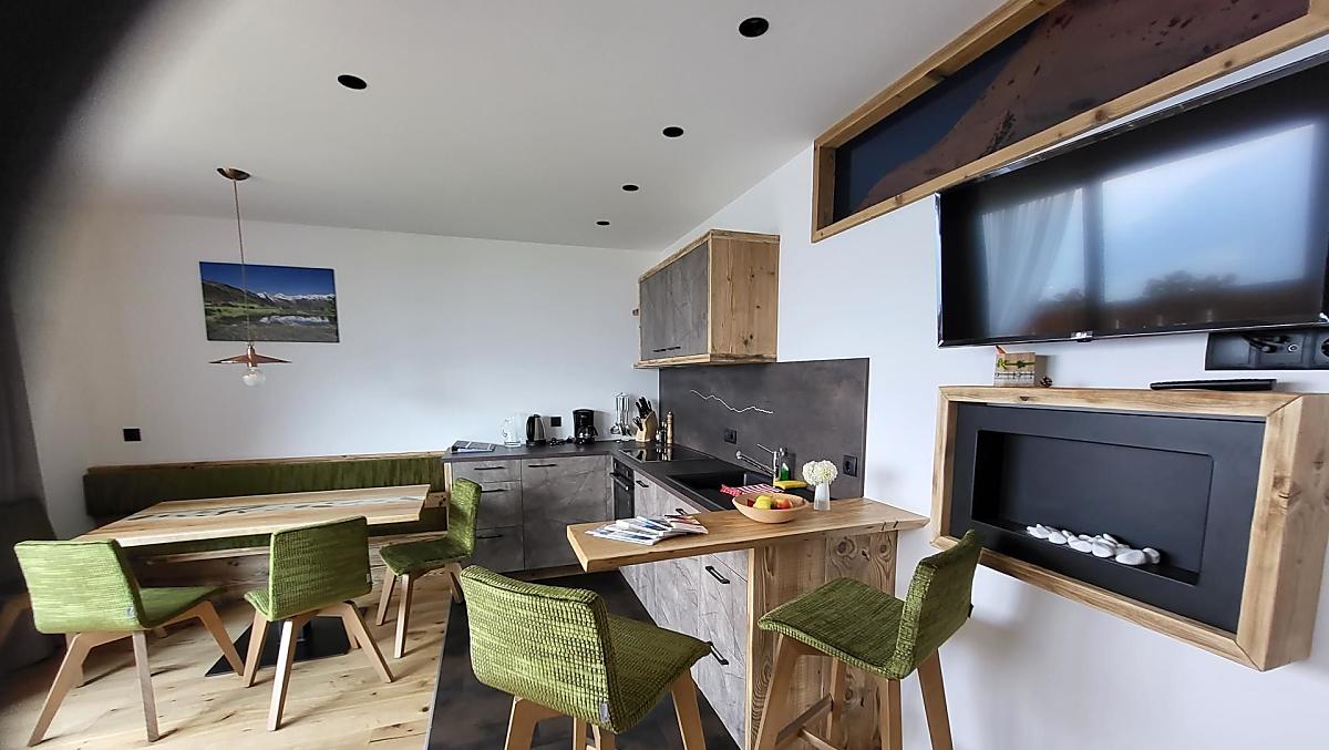 Kuchyň a obývací pokoj apartmánu Waldesduftwohnung