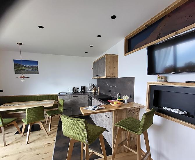 Kuchyň a obývací pokoj apartmánu Waldesduftwohnung
