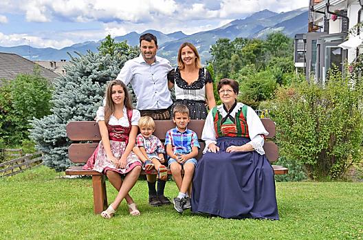 Babicka Agnes, sedlák Ernst, selka Astrid, dcera Maya a synové Andreas a Hannes.