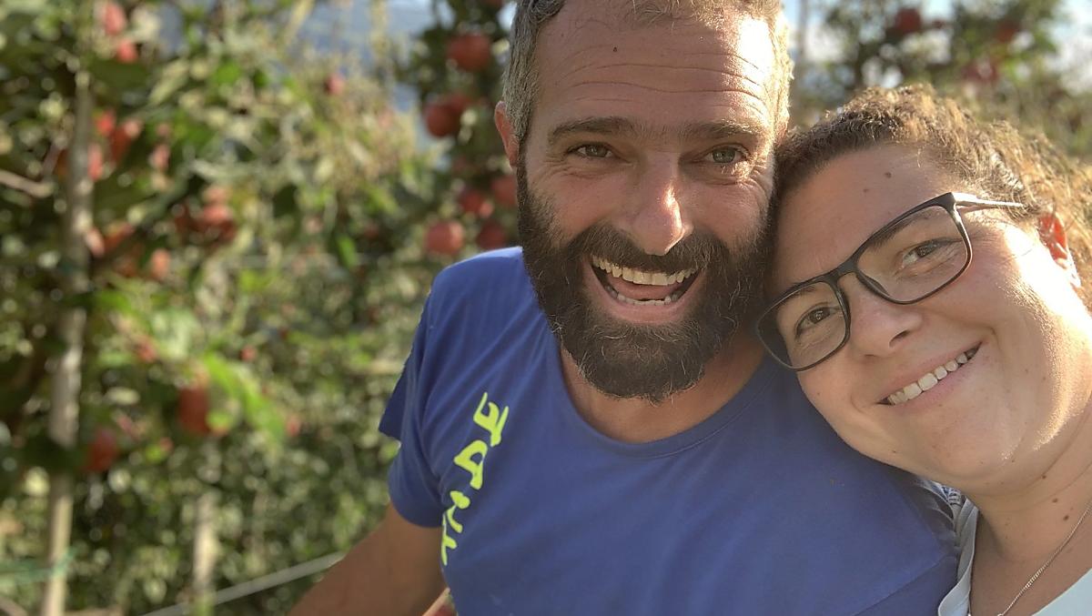 Matthias a Katrin pri sklizni jablek