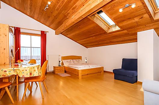 Obývací pokoj s ložnicí rekreacního apartmánu Lorenzi