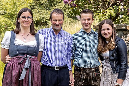 My, rodina Breitenbergerových, vás srdečně vítáme na našem bio horském statku.