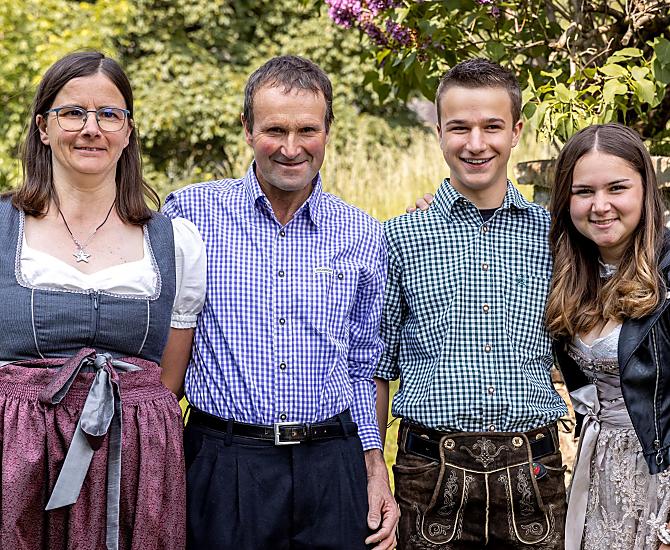 My, rodina Breitenbergerových, vás srdečně vítáme na našem bio horském statku.