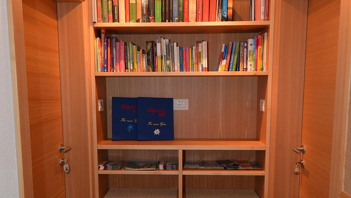 Vstupní prostor do apartmánu s koutkem s knihami a spoustou informací o našem údolí