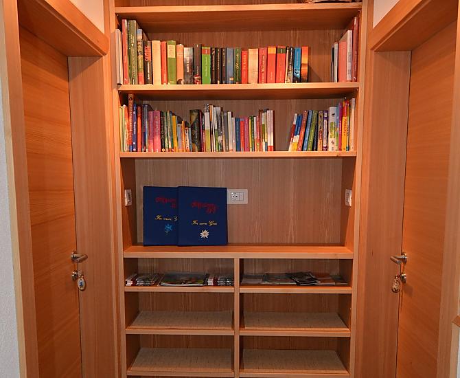 Vstupní prostor do apartmánu s koutkem s knihami a spoustou informací o našem údolí