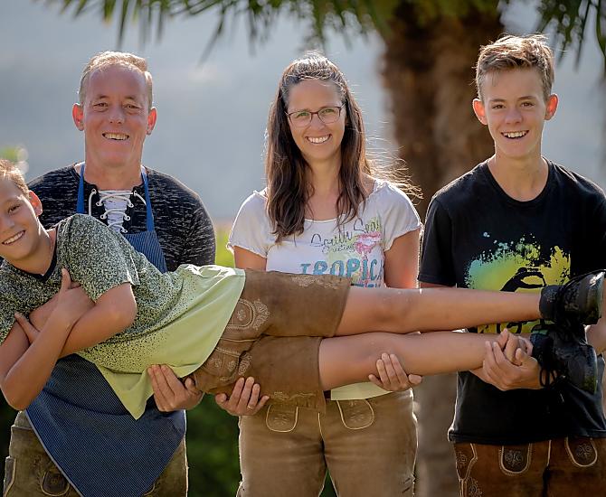 Vaši hostitelé Margit, Hannes, Tim a Simon vás srdečně vítají.