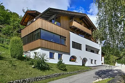 Statek byl nedávno zrekonstruován a kombinuje moderní a tradicní prvky.