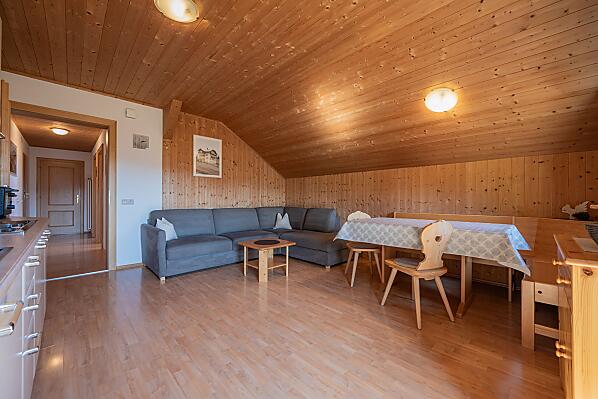 Viel Holz und Eckcouch für gemütliche Lesestunden. Die Couch kann man auch als Schlafplatz für 2 Personen rausziehen. 