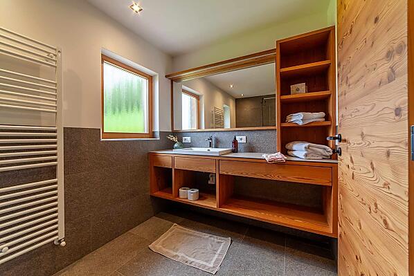 Großes Bad mit Dusche