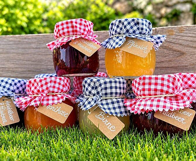 Mit viel Liebe und Freude gemacht - unsere fruchtigen Köstlichkeiten der Saison. Ein süßer Genuss für jeden Morgen!