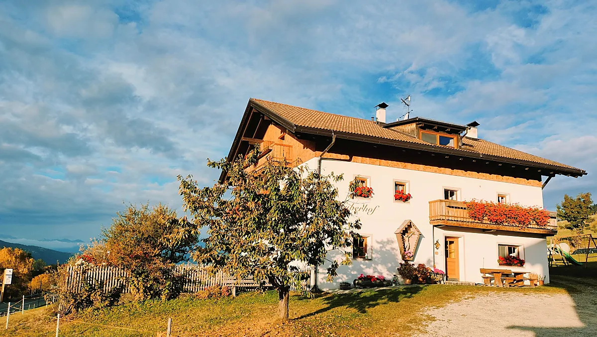 Der Huberhof in bunten Herbstfarben