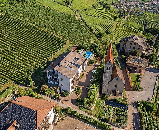 Der Runggnerhof mit seinen 4 Ferienwohnungen und Infinity Pool liegt eingebettet zwischen Weinreben im südlichen Ortsteil Rungg bei Tramin.