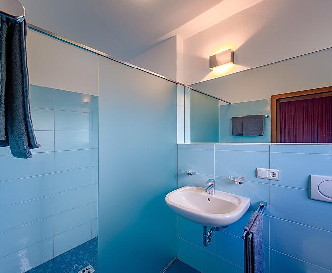 Geräumige begehbare Dusche mit WC, Fön, großer Spiegel, Fenster, Handtücher, Duschtücher
