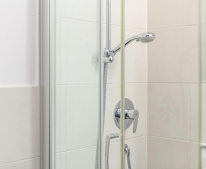 Dusche/WC des 2. Schlafzimmers mit Handtüchern und Duschtüchern