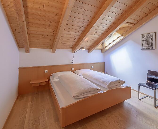 Ruhiges Schlafzimmer mit Doppelbett und dreiteiligem Schrank