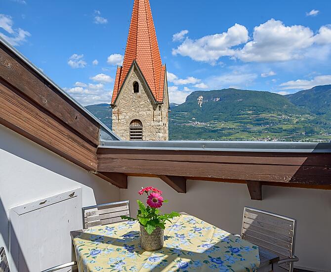 Frühstücken auf Kirchturmhöhe mit Ausblick auf die umliegende Bergwelt