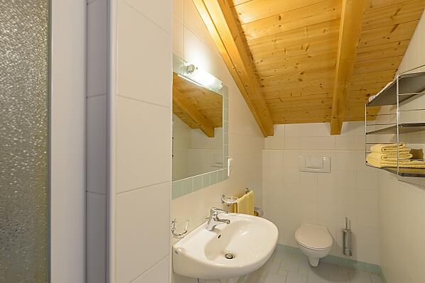 Geräumiges Bad mit Dusche/WC, Föhn, Handtücher, Duschtücher