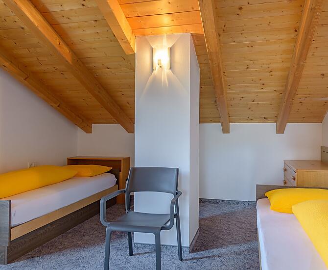 Zweibettzimmer mit Balkon Richtung Süden und dreiteiligem Schrank