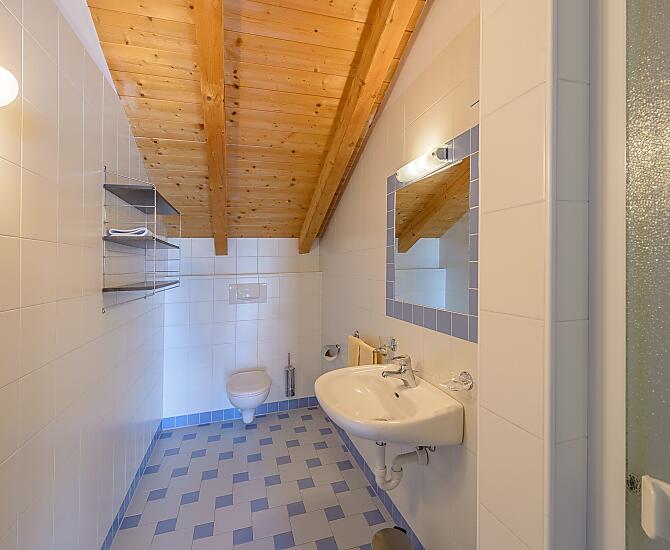 Geräumiges Bad mit Dusche/WC, Föhn, Handtücher, Badetücher