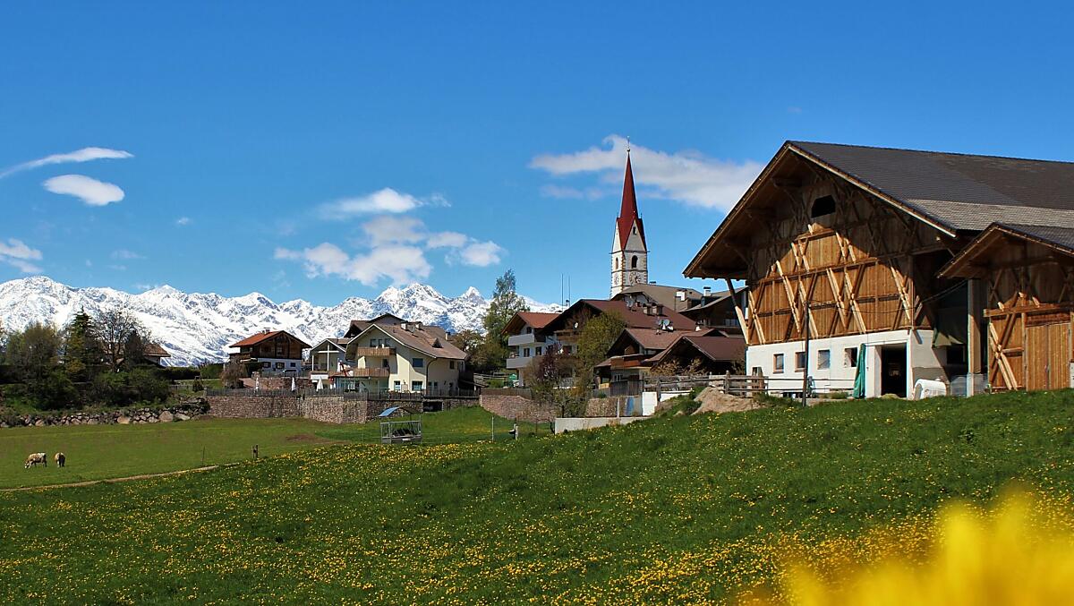 Der Frühling zieht ein am Wieserhof. Unser Hof mitten in Vöran, abseits vom Trubel mit einer einzigartigen Aussicht.