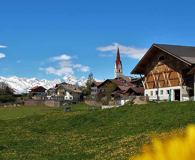 Der Frühling zieht ein am Wieserhof. Unser Hof mitten in Vöran, abseits vom Trubel mit einer einzigartigen Aussicht.