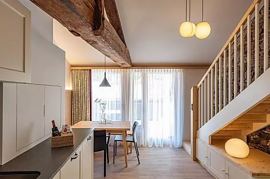Historický styl s moderní architekturou a vybavením – nádhera.